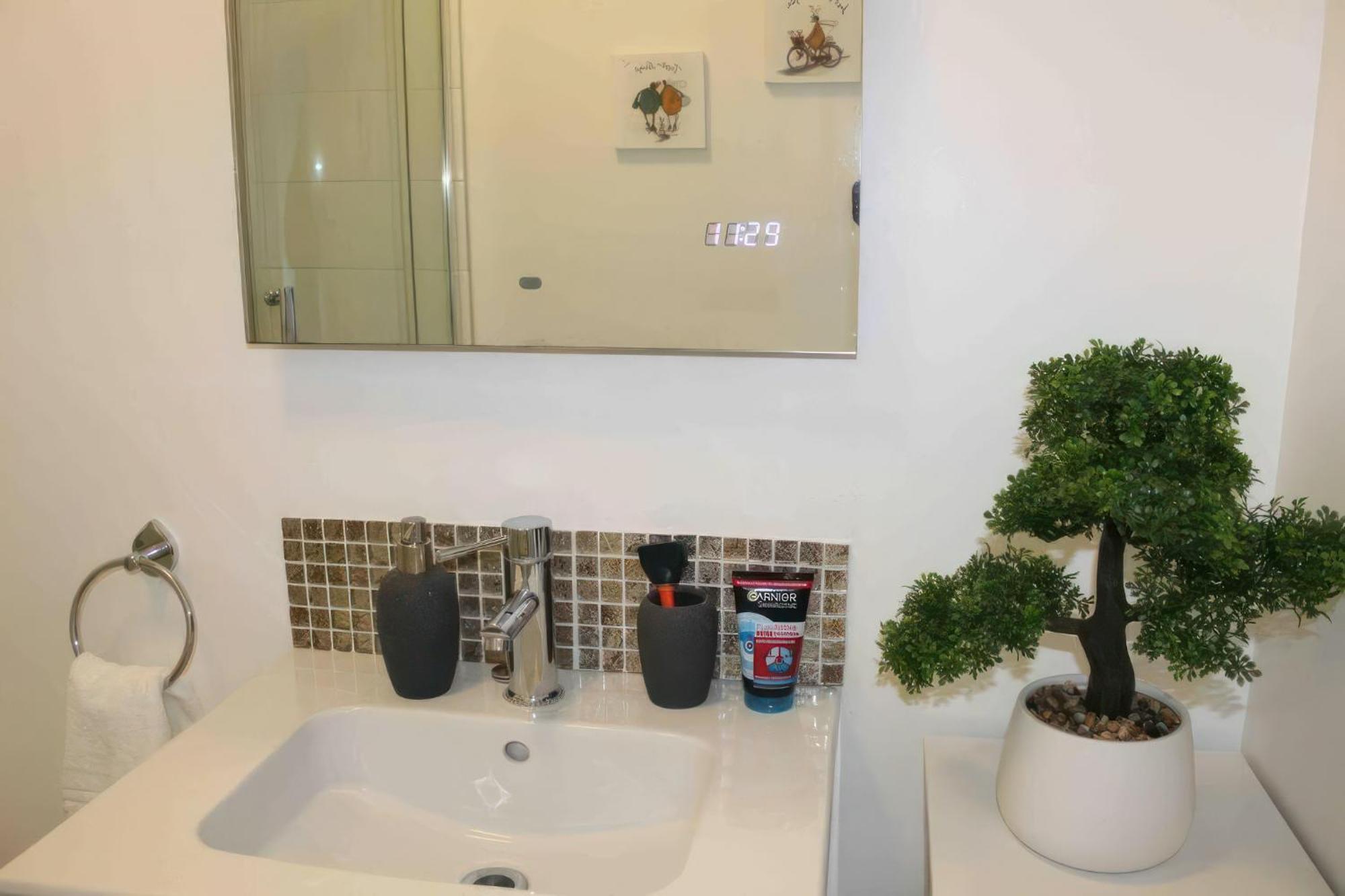 Lovely 2 Bed 2 Bath Flat With Free Parking Poole Bagian luar foto