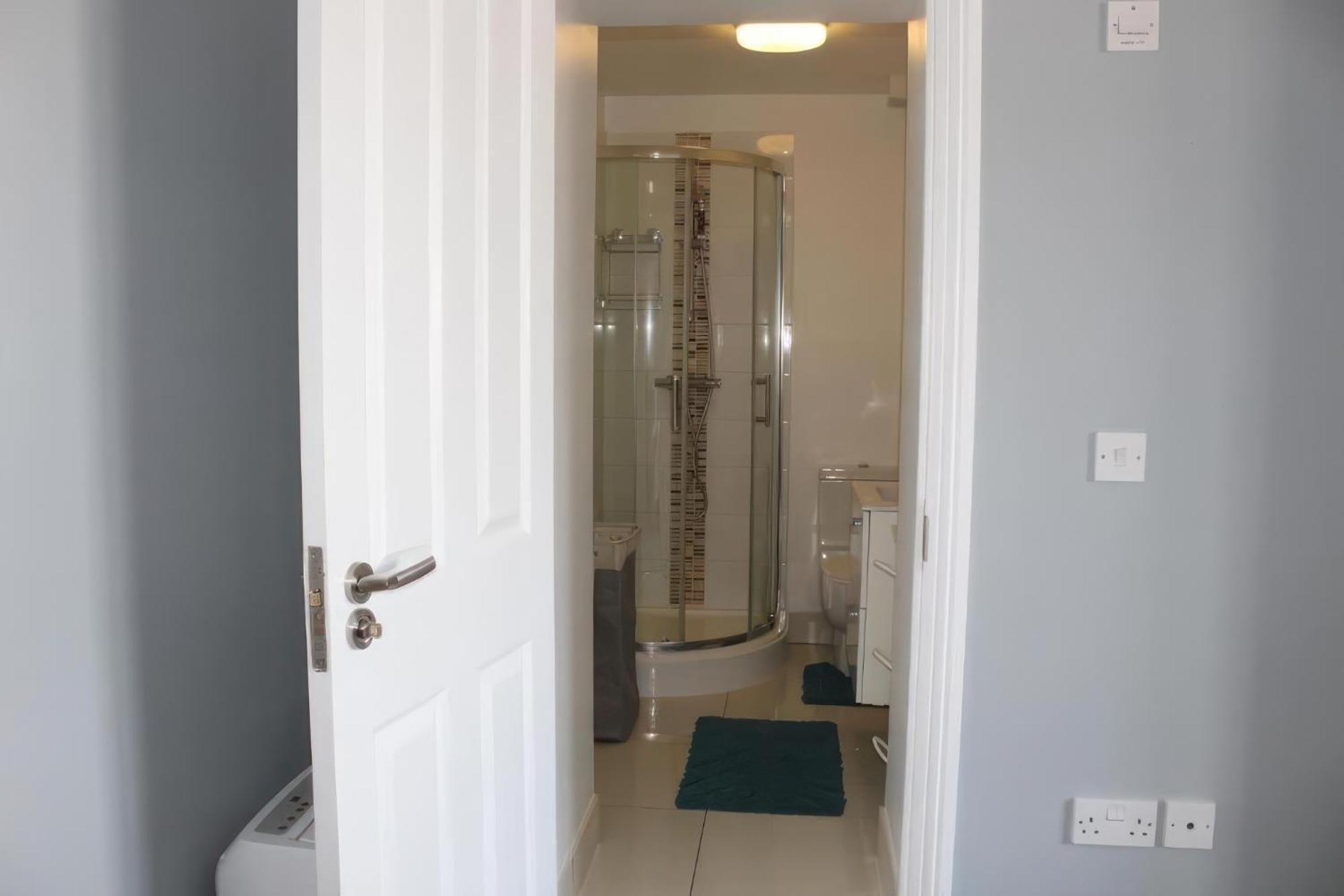 Lovely 2 Bed 2 Bath Flat With Free Parking Poole Bagian luar foto