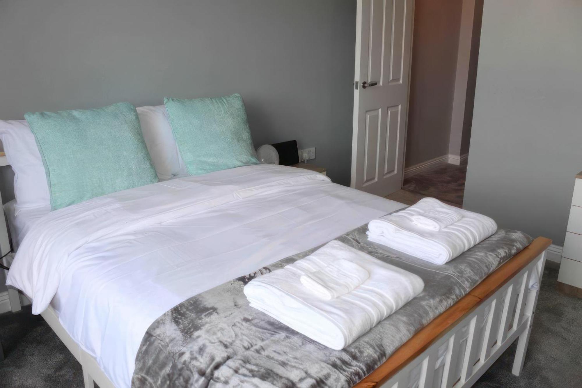 Lovely 2 Bed 2 Bath Flat With Free Parking Poole Bagian luar foto