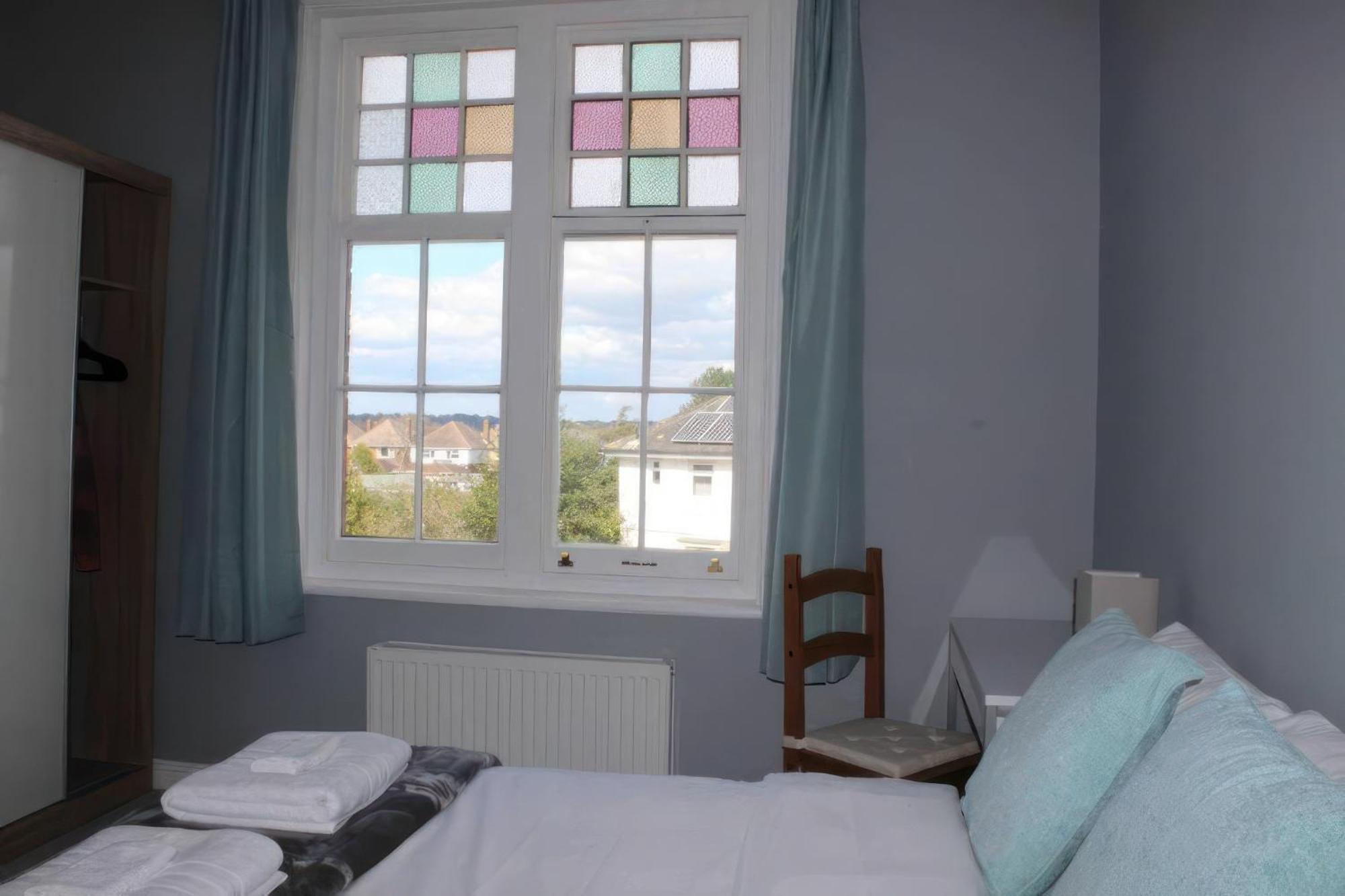 Lovely 2 Bed 2 Bath Flat With Free Parking Poole Bagian luar foto