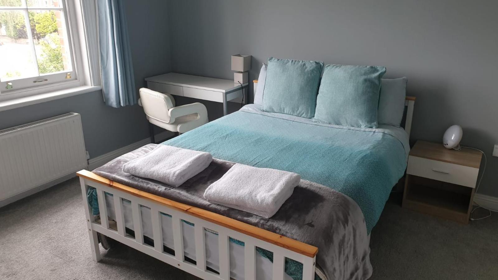 Lovely 2 Bed 2 Bath Flat With Free Parking Poole Bagian luar foto